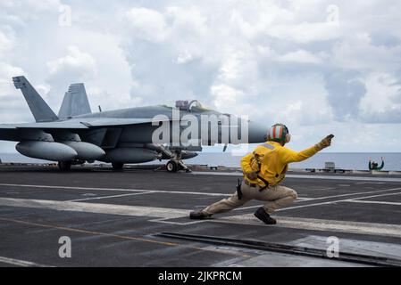 Unbekannt. 2. August 2022. Handout Foto vom 29. Juli 2022 eines F/A-18E Super Hornet, das an das Royal Maces of Strike Fighter Squadron (VFA) 27 angeschlossen ist, bereitet sich auf den Start vom Flugdeck des einzigen vorwärts eingesetzten Flugzeugträgers der US Navy USS Ronald Reagan (CVN 76) im Südchinesischen Meer vor. DER US-Flugzeugträger USS Ronald Reagan und seine Streikgruppe sind nun im Südchinesischen Meer tätig. Die Schiffe wurden inmitten der Spannungen zwischen China und den USA in das Gebiet transportiert. China hat signalisiert, dass es militärische Maßnahmen ergreifen könnte, wenn die Sprecherin Nancy Pelosi Taiwan besucht. (Bild: © U.S. Navy/ZUMA PR Stockfoto