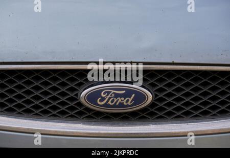 Eine Nahaufnahme des Ford Firmenlogos auf der Vorderseite des Fahrzeugs. Stockfoto