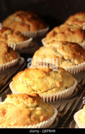 Muffins werden im Ofen gebacken Stockfoto