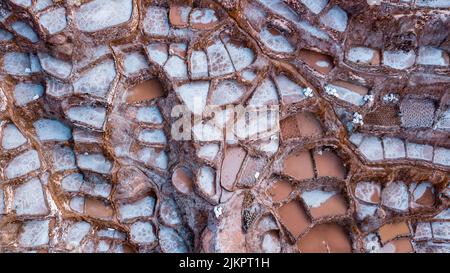 Eine Luftaufnahme der Salzmine in Maras, Peru Stockfoto