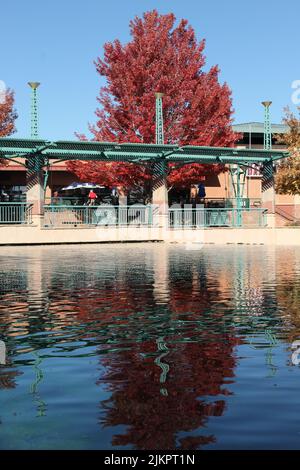 Eine vertikale Aufnahme eines Cafés in der Nähe des Flusses in Westminster, Colorado, USA Stockfoto