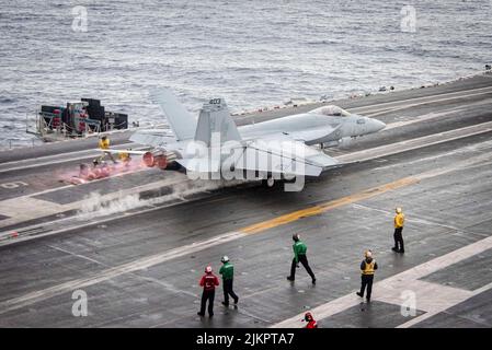 Unbekannt. 2. August 2022. Handout Foto vom 5. Juli 2022 einer F/A-18E Super Hornet, befestigt an der Ã¢â‚¬Å DambustersÃ¢â‚¬ NavyÃ¢â‚¬â„¢des Strike Fighter Squadron (VFA) 195, hebt auf dem Flugdeck des einzigen vorwärts eingesetzten US Flugzeugträgers USS Ronald Reagan (CVN 76) ab. DER US-Flugzeugträger USS Ronald Reagan und seine Streikgruppe sind nun im Südchinesischen Meer tätig. Die Schiffe wurden inmitten der Spannungen zwischen China und den USA in das Gebiet transportiert. China hat signalisiert, dass es militärische Maßnahmen ergreifen könnte, wenn die Sprecherin Nancy Pelosi Taiwan besucht. (Bild: © U.S. Navy/ZUMA Press Wire Servis Stockfoto