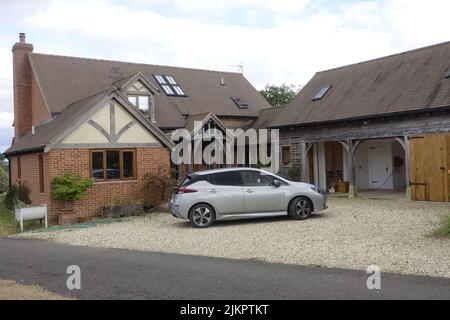 Nissan Leaf EV N-Connecta, geparkt in Colemans Hill Farm, Großbritannien, in Metallic-Grau Stockfoto