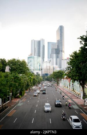 Stadtverkehr in der Nähe von Alun-Alun im Zentrum von Surabaya Stockfoto