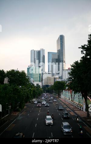 Stadtverkehr in der Nähe von Alun-Alun im Zentrum von Surabaya Stockfoto