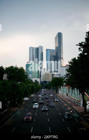 Stadtverkehr in der Nähe von Alun-Alun im Zentrum von Surabaya Stockfoto