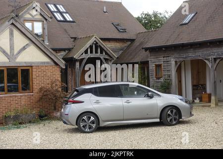 Nissan Leaf EV N-Connecta, geparkt in Colemans Hill Farm, Großbritannien, in Metallic-Grau Stockfoto