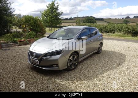 Nissan Leaf EV N-Connecta, geparkt in Colemans Hill Farm, Großbritannien, in Metallic-Grau Stockfoto