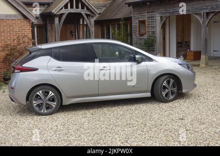 Nissan Leaf EV N-Connecta, geparkt in Colemans Hill Farm, Großbritannien, in Metallic-Grau Stockfoto