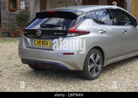 Nissan Leaf EV N-Connecta, geparkt in Colemans Hill Farm, Großbritannien, in Metallic-Grau Stockfoto