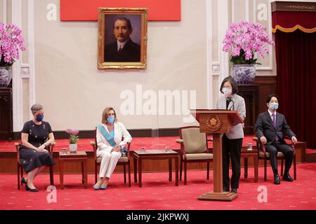 Taipeh, Taiwan. 03. August 2022. Der taiwanesische Präsident Tsai Ing-wen, rechts, hält Bemerkungen, während die US-Sprecherin des Repräsentantenhauses, Nancy Pelosi, links, unter dem Bild des chinesischen Führers Chiang Kai-shek im Präsidentenbüro am 3. August 2022 in Taipei, Taiwan, aufschaut. Pelosi führt eine Delegation von Kongressführern bei einem Besuch an, der China verärgert hat. Kredit: Chien Chih-Hung/Taiwan Präsidentenamt/Alamy Live Nachrichten Stockfoto