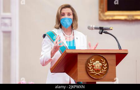 Taipeh, Taiwan. 03. August 2022. Nancy Pelosi, US-Sprecherin des Repräsentantenhauses, beantwortet eine Frage während einer gemeinsamen Pressekonferenz mit dem taiwanesischen Präsidenten Tsai ing-wen im Präsidentenbüro am 3. August 2022 in Taipei, Taiwan. Pelosi führt eine Delegation von Kongressführern bei einem Besuch an, der China verärgert hat. Kredit: Wang Yu Ching/Taiwan Präsidentenamt/Alamy Live Nachrichten Stockfoto