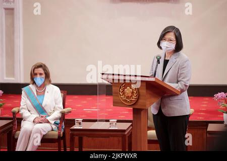 Taipeh, Taiwan. 03. August 2022. Der taiwanesische Präsident Tsai Ing-wen, rechts, hält Bemerkungen, während die US-Sprecherin des Repräsentantenhauses, Nancy Pelosi, links, unter dem Bild des chinesischen Führers Chiang Kai-shek im Präsidentenbüro am 3. August 2022 in Taipei, Taiwan, aufschaut. Pelosi führt eine Delegation von Kongressführern bei einem Besuch an, der China verärgert hat. Kredit: Chien Chih-Hung/Taiwan Präsidentenamt/Alamy Live Nachrichten Stockfoto