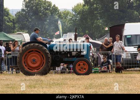 Szenen aus der Dampfmesse Netley Marsh 2022, einige der Traktoren, Autos und andere Fahrzeuge auf dem Display Stockfoto