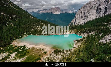 Lago di Sorapiss,schöner Bergsee in den Dolomiten Alpen,Italien.Türkisfarbenes Wasser ist Staub vom Gletscher.Kalksteingipfel,Schluchten der Dolomiten Stockfoto