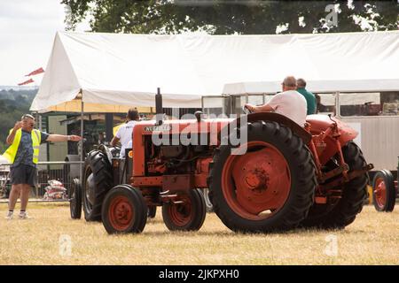 Szenen aus der Dampfmesse Netley Marsh 2022, einige der Traktoren, Autos und andere Fahrzeuge auf dem Display Stockfoto