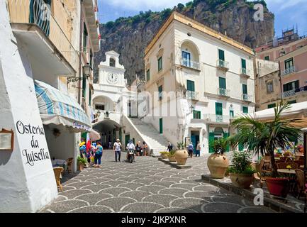 Piazza im Dorf Atrani, Kirche San Salvatore de Birecto, Nachbardorf Amalfi, Amalfiküste, UNESCO-Weltkulturerbe, Kampanien, Italien, Stockfoto