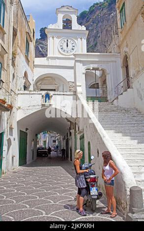 Piazza im Dorf Atrani, Kirche San Salvatore de Birecto, Nachbardorf Amalfi, Amalfiküste, UNESCO-Weltkulturerbe, Kampanien, Italien, Stockfoto