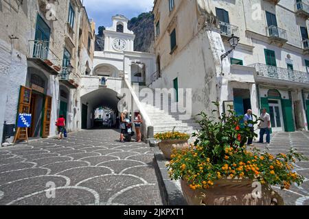 Piazza im Dorf Atrani, Kirche San Salvatore de Birecto, Nachbardorf Amalfi, Amalfiküste, UNESCO-Weltkulturerbe, Kampanien, Italien, Stockfoto