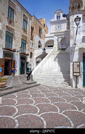 Piazza im Dorf Atrani, Kirche San Salvatore de Birecto, Nachbardorf Amalfi, Amalfiküste, UNESCO-Weltkulturerbe, Kampanien, Italien, Stockfoto