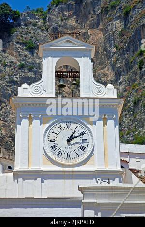 Glockenturm der Kirche San Salvatore de Birecto in Atrani, Nachbardorf Amalfi, Amalfiküste, UNESCO-Weltkulturerbe, Kampanien, Italien, Europa Stockfoto