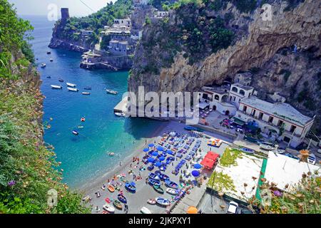Strand von Furor, Blick von der berühmten Amalfi Panoramastraße SS163, Amalfiküste, UNESCO-Weltkulturerbe, Kampanien, Italien, Europa Stockfoto