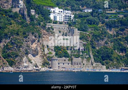 Schloss an der steilen Küste der Amalfiküste, UNESCO-Weltkulturerbe, Kampanien, Italien, Meer, Europa Stockfoto