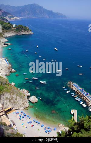 Blick von der berühmten Amalfi SS163 Panoramastraße an einem Strand und der malerischen Küste, Amalfi, Amalfiküste, UNESCO-Weltkulturerbe, Kampanien, Italien Stockfoto