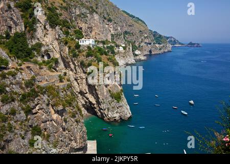 Blick von der berühmten Amalfi SS163 Panoramastraße an einem Strand und der malerischen Küste, Amalfi, Amalfiküste, UNESCO-Weltkulturerbe, Kampanien, Italien Stockfoto
