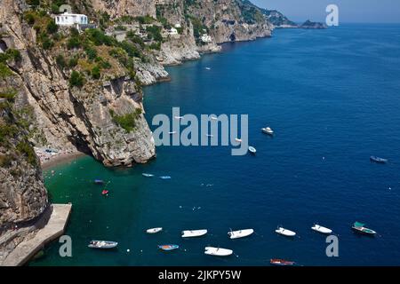 Blick von der berühmten Amalfi SS163 Panoramastraße an einem Strand und der malerischen Küste, Amalfi, Amalfiküste, UNESCO-Weltkulturerbe, Kampanien, Italien Stockfoto