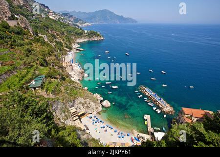 Blick von der berühmten Amalfi SS163 Panoramastraße an einem Strand und der malerischen Küste, Amalfi, Amalfiküste, UNESCO-Weltkulturerbe, Kampanien, Italien Stockfoto