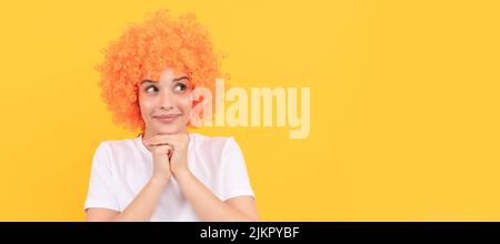 Verträumte freaky Frau in lockigen Clown Perücke für Party, träumen. Frau isoliert Gesicht Porträt, Banner mit Kopieplatz. Stockfoto