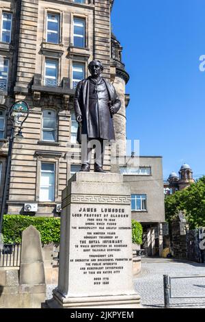 Statue von James Lumsden, ehemaliger Lord Provost von Glasgow, auf dem Cathedral Square, Glasgow, Schottland, UK Sommer 2022 Stockfoto