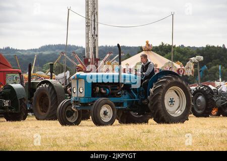 Szenen aus der Dampfmesse Netley Marsh 2022, einige der Traktoren, Autos und andere Fahrzeuge auf dem Display Stockfoto