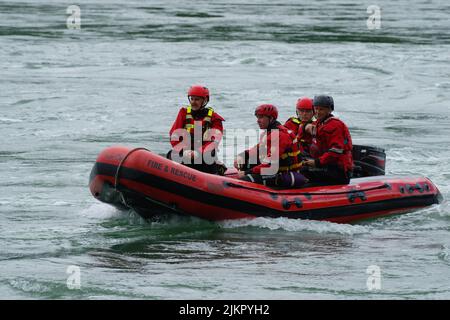 Notfallteam, Training Für Die Handhabung Von Booten, Menai Strait, Anglesey, Nordwales, Stockfoto