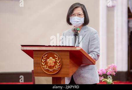 Taipeh, Taiwan. 03. August 2022. Der taiwanesische Präsident Tsai Ing-wen hält im Rahmen einer Begrüßungszeremonie für die US-Sprecherin des Repräsentantenhauses, Nancy Pelosi, am 3. August 2022 in Taipei, Taiwan, eine Rede. Pelosi führt eine Delegation von Kongressführern bei einem Besuch an, der China verärgert hat. Kredit: Wang Yu Ching/Taiwan Präsidentenamt/Alamy Live Nachrichten Stockfoto