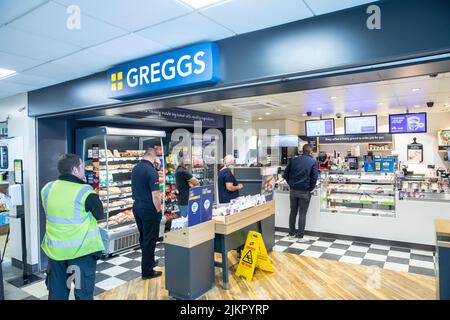 Greggs Bäckerei in Nordengland, Kunden Schlange, um Pasties, Kuchen, Wurstbrötchen, Kaffee, England, Großbritannien zu bestellen Stockfoto