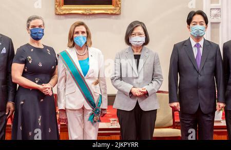 Taipeh, Taiwan. 03. August 2022. Der taiwanesische Präsident Tsai Ing-wen posiert mit der US-Sprecherin des Repräsentantenhauses, Nancy Pelosi, im Präsidentenbüro am 3. August 2022 in Taipei, Taiwan. Von links nach rechts stehen: AIT-Direktorin Sandra Oudkirk, Sprecherin Nancy Pelosi, der taiwanesische Präsident Tsai ing Wen und der taiwanesische Vizepräsident Lai Ching-te. Kredit: Wang Yu Ching/Taiwan Präsidentenamt/Alamy Live Nachrichten Stockfoto