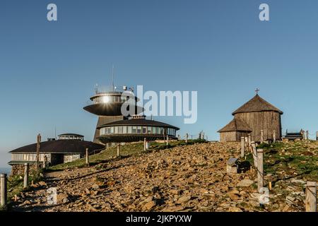 Alte Holzkirche auf dem Gipfel von Snezka, dem höchsten Berg der Tschechischen Republik, Riesengebirge.Kapelle des heiligen Laurentius und polnisches Chalet.Wandern Stockfoto