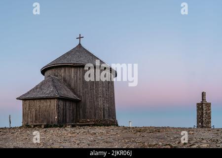 Alte Holzkirche auf dem Gipfel von Snezka, dem höchsten Berg der Tschechischen Republik, Riesengebirge.Kapelle des heiligen Laurentius und polnisches Chalet.Wandern Stockfoto