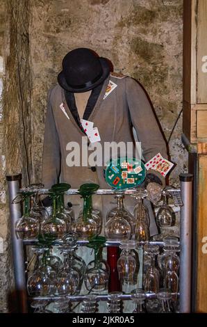 Herrenanzug mit Pokerkarten und Flaschen Stockfoto