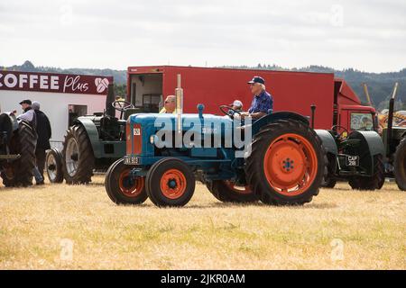 Szenen aus der Dampfmesse Netley Marsh 2022, einige der Traktoren, Autos und andere Fahrzeuge auf dem Display Stockfoto