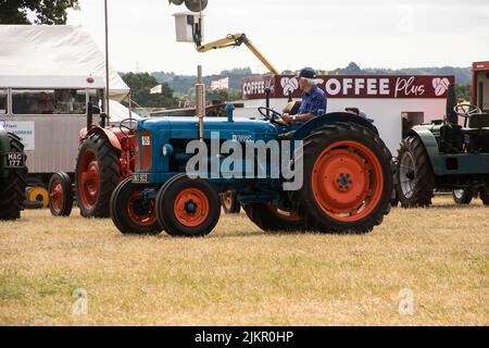 Szenen aus der Dampfmesse Netley Marsh 2022, einige der Traktoren, Autos und andere Fahrzeuge auf dem Display Stockfoto