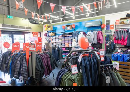 Millets Outdoor-Bekleidungsgeschäft mit Sommerverkauf auf Jacken, Kleidung und andere Abenteuer-Ausrüstung, Bury, Manchester, England, UK Sommer 2022 Stockfoto