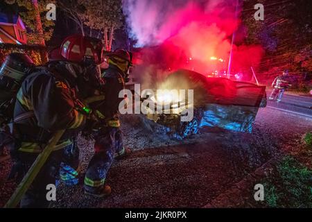 Mitglieder der East Hampton Fire Department antworteten am Donnerstag, den 13.. August 2020, um 11:23 Uhr auf einen Bericht über einen Autobrand in der 408 Accabonac Road. Th Stockfoto