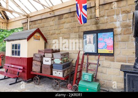 Ramsbottom Bahnhof, Bury, Manchester, denkmalgeschütztes Bahnhofsgebäude an der East Lancs Linie, traditioneller Vintage-Koffer auf Trolley, Großbritannien Stockfoto