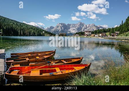 See Misurina,Lago di Misurina ist Perle der Dolomiten.Bergsee in Italien mit Holzbooten,Region Venetien,Sorapis Berggruppe.perfekt Stockfoto