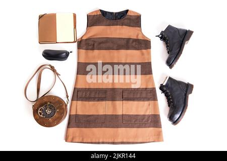 Trendige Kleidung und Accessoires Mode-Outfit flach Lay. Stockfoto