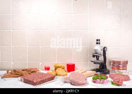 Labor gezüchtet Fleisch Alternativen Konzept, verschiedene Labor gezüchtet Fleisch-Typen rot und weiß Fleisch mit Mikroskop, Laborzubehör, Messgerät Stockfoto