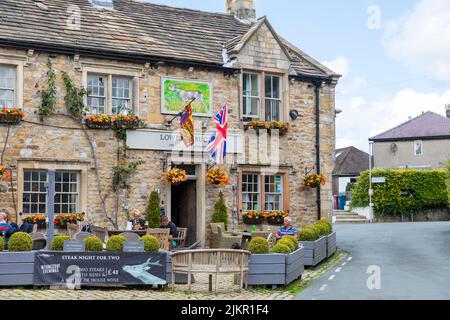 Waddington Village im Ribble Valley Lancashire, Lower Buck Inn Pub und Restaurant, Sommertag mit Menschen außerhalb, England, Großbritannien Stockfoto